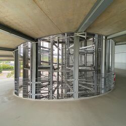 Entrance ramp of a multi-storey car park with an integrated bicycle parking system