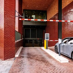 Terminal wjazdowy odczytuje tablicę rejestracyjną i automatycznie zarządza uprawnieniem wjazdu.