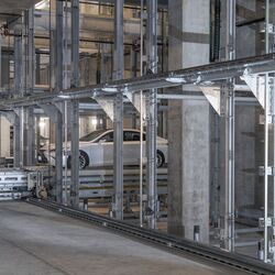 Samochód jest parkowany w zautomatyzowanym systemie parkingowym.