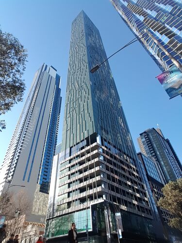 Widok zewnętrzny budynku Shadow Play w centrum Melbourne