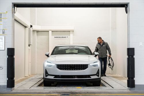 Obraz przedstawia strefę przekazania zautomatyzowanego systemu parkingowego, w której pojazd jest parkowany przez kierowcę.