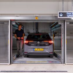 Przekazanie pojazdu na platformie transferowej systemu WÖHR Combilift 542/543 przed automatycznym umieszczeniem go w systemie parkingowym.