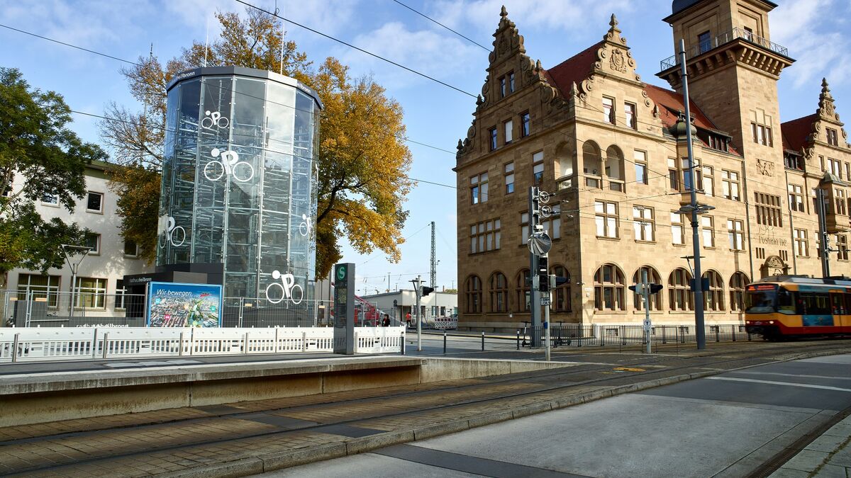 Automatic bicycle parking system at Heilbronn railway station