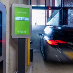 Automatyczne rozpoznawanie tablic rejestracyjnych podczas wyjazdu z systemu parkingowego WÖHR Combilift 542/543.