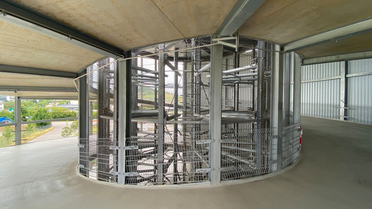 Entrance ramp of a multi-storey car park with an integrated bicycle parking system