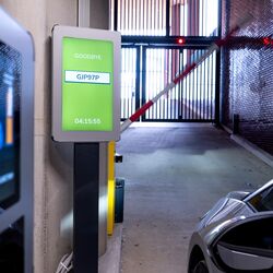 Automatyczne rozpoznawanie tablic rejestracyjnych podczas wyjazdu z systemu parkingowego WÖHR Combilift 542/543.