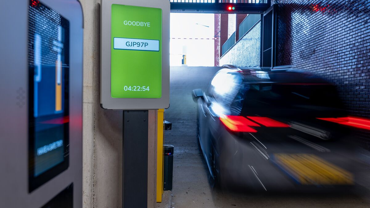 Automatyczne rozpoznawanie tablic rejestracyjnych podczas wyjazdu z systemu parkingowego WÖHR Combilift 542/543.