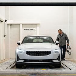 Obraz przedstawia strefę przekazania zautomatyzowanego systemu parkingowego, w której pojazd jest parkowany przez kierowcę.