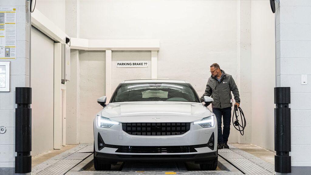Obraz przedstawia strefę przekazania zautomatyzowanego systemu parkingowego, w której pojazd jest parkowany przez kierowcę.