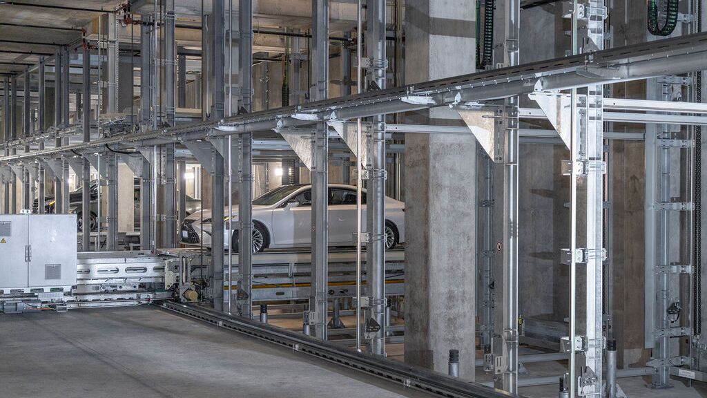 Samochód jest parkowany w zautomatyzowanym systemie parkingowym.
