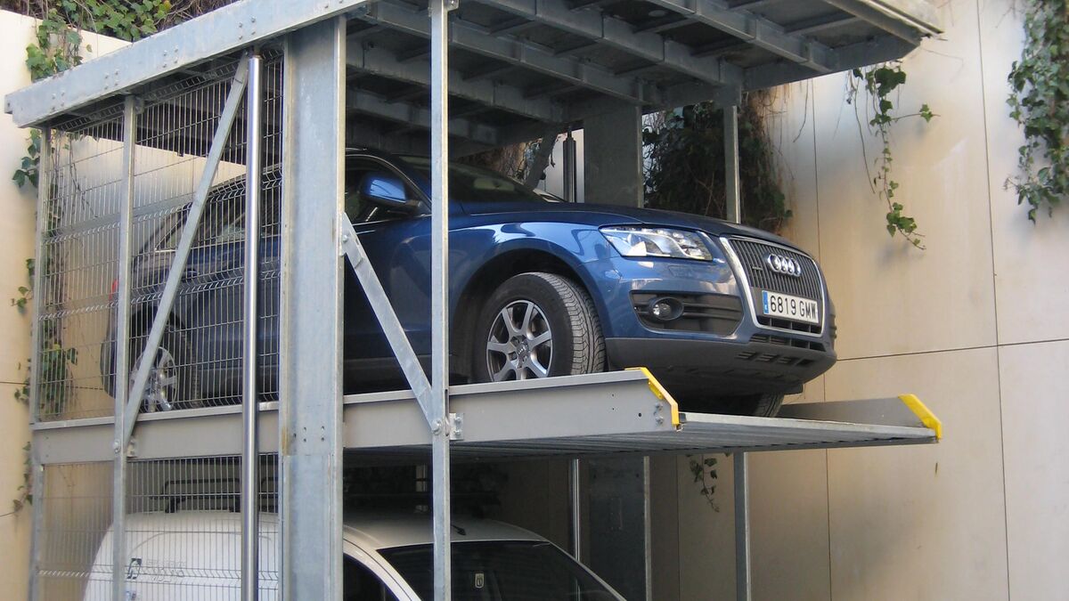 System parkingowy, na którym zaparkowane są samochody