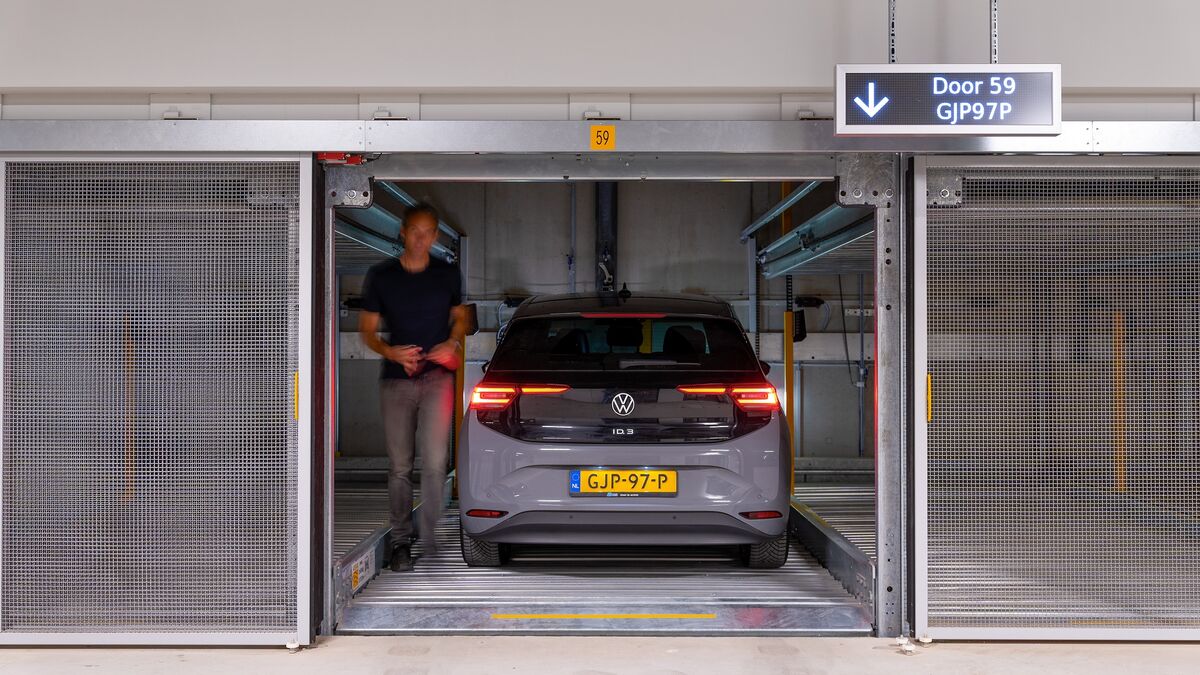 Przekazanie pojazdu na platformie transferowej systemu WÖHR Combilift 542/543 przed automatycznym umieszczeniem go w systemie parkingowym.