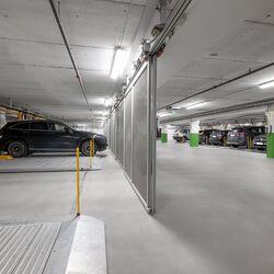 WÖHR Parking Platform 601 in an underground garage with several vehicles on movable parking platforms for optimal use of the available parking space.